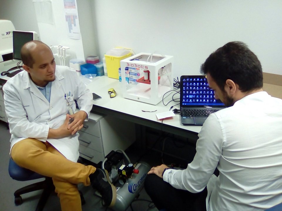 Poniendo a punto equipo @BioBots de bioimpresión 3D en @Biodonostia con <a href="/OrlChiesa/">Carlos Chiesa</a> #bioprinting