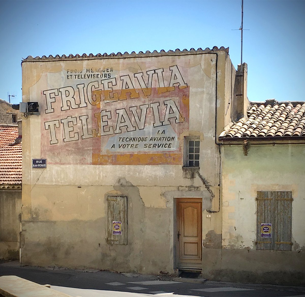 Pixdar's tweet photo. Traces du passé à #Valensole #paca #ghostsign #Frigeavia #Teleavia #publicitemuralepeinte #pubvintage #murpeint #signofthepast https://t.co/F0X52suH8T