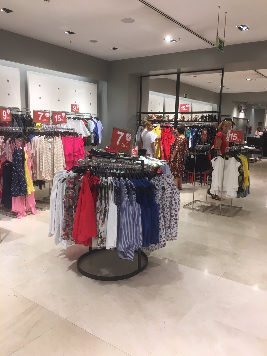 glorimdd's tweet photo. Qué bien está de rebajas el personal de servicios sociales de @ComunidadMadrid mientras ignoran a las personas mayores a su cargo https://t.co/yqIp6EaJq4