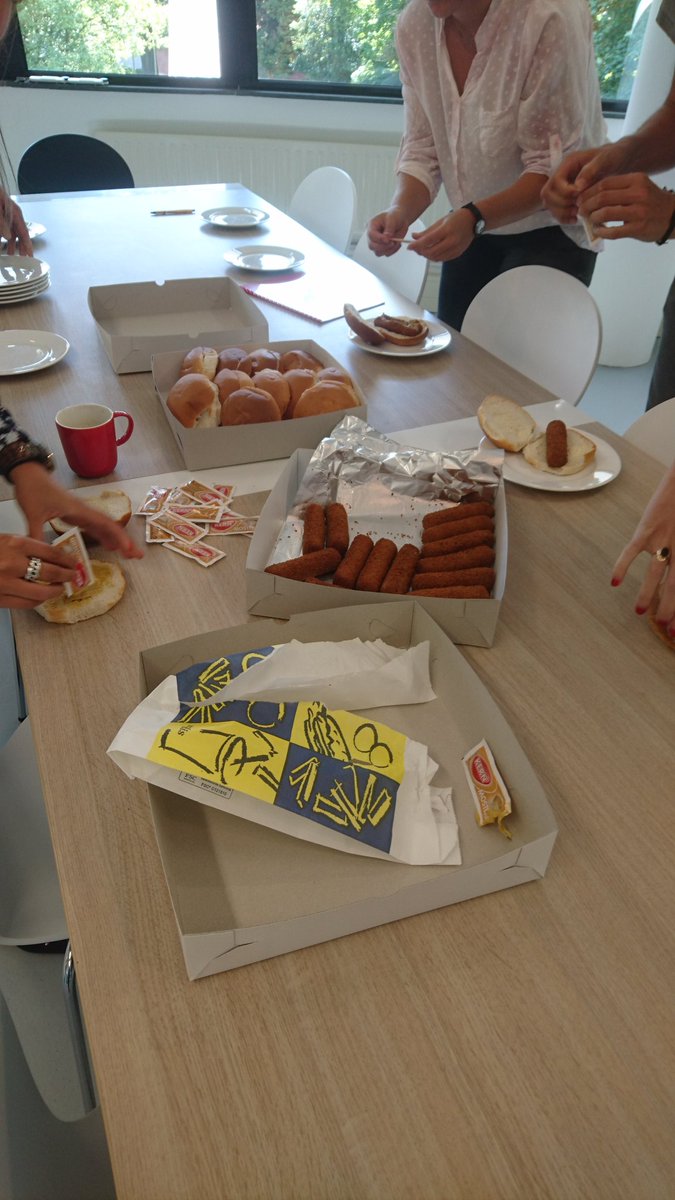 Marcommit's tweet image. Niets is te gek voor #Marcommit: broodje kroket bij de #koffie #smullenmaar
