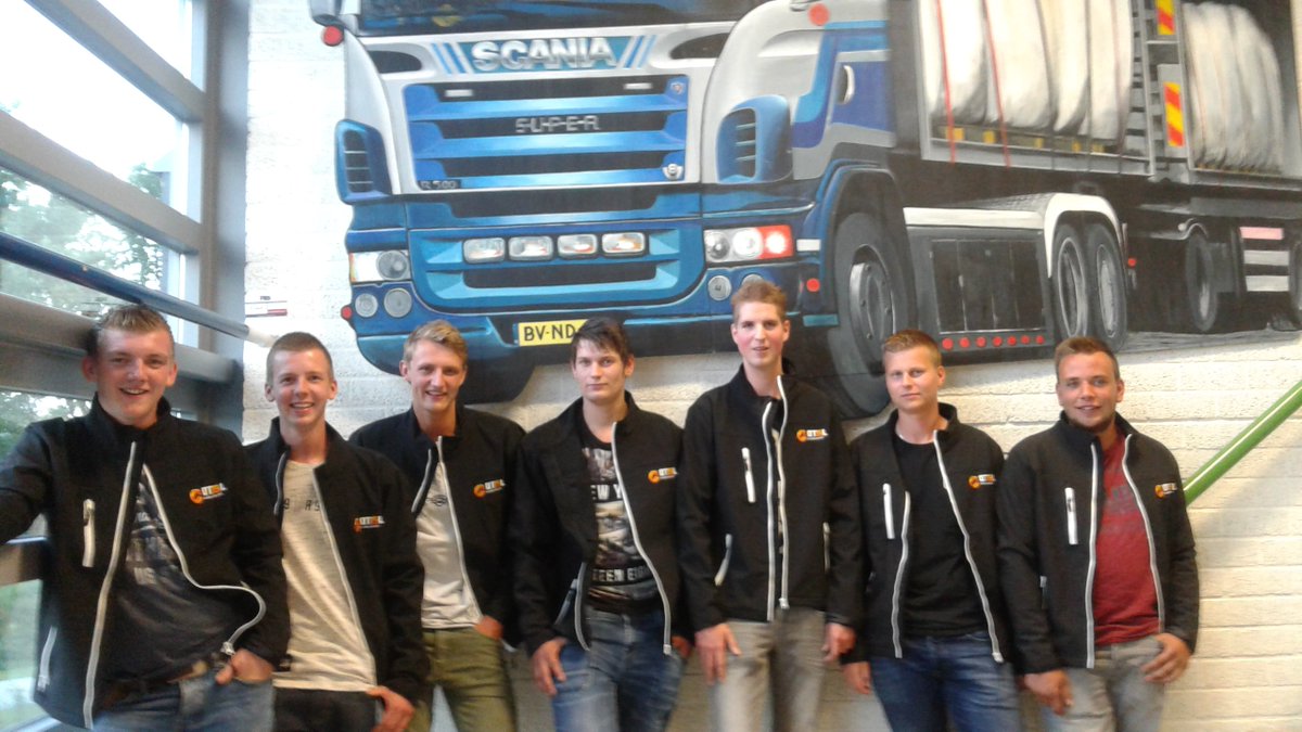 Heren, van harte gefeliciteerd met het behalen van jullie diploma.
OT&amp;L Rijssen-Holten wenst jullie vele veilige kilometers toe.