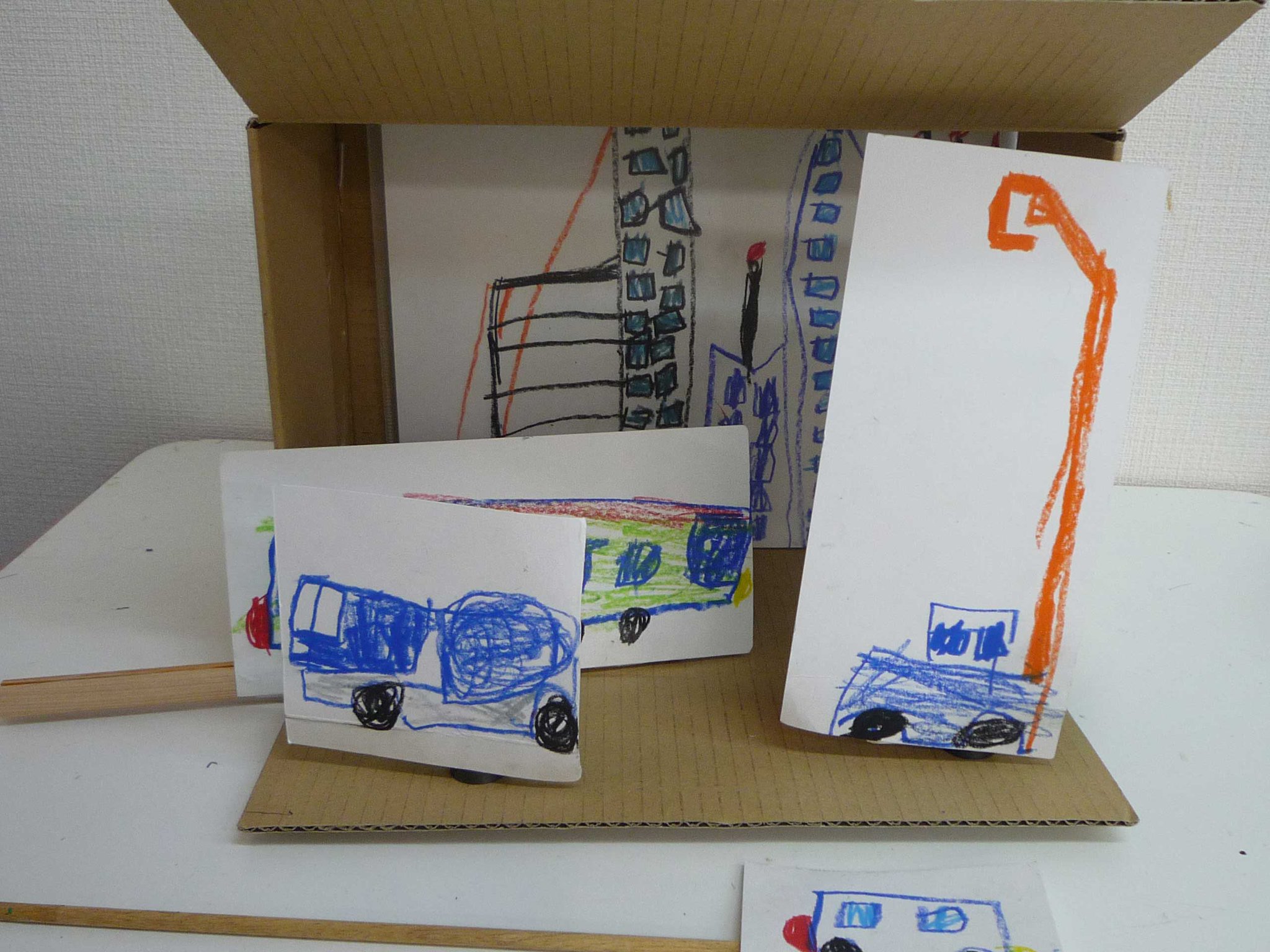 ちびっこパックス Twitter वर 17 7 13 ダンボール箱でマイ シアターを作りました 紙芝居と人形劇の合体と思ってください 背景 を画用紙に描いてクリアーファイルに入れて置き 登場するものを小さい紙に描いて 棒や割り箸やマグネットに付けまし