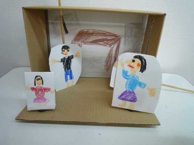 ちびっこパックス Twitter वर 17 7 13 ダンボール箱でマイ シアターを作りました 紙芝居と人形劇の合体と思ってください 背景を画用紙に描いてクリアーファイルに入れて置き 登場するものを小さい紙に描いて 棒や割り箸やマグネットに付けました 出来上がっ ちびっこパックス Twitter वर 17 7 13 ダンボール箱でマイ シアターを作りました 紙芝居と人形劇の合体と思ってください 背景を画用紙に描いてクリアーファイルに入れて置き 登場するものを小さい紙に描いて 棒や割り箸やマグネットに付けました 出来上がっ