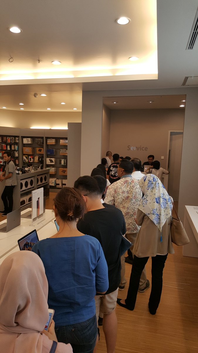 IBOX Service Mall Kokas, custumer hrs antri &amp; berdiri lbh dr 30 mnt pelayanan yg tdk bagus. Gmna kalo yg berdiri ibu hamil atau lansia