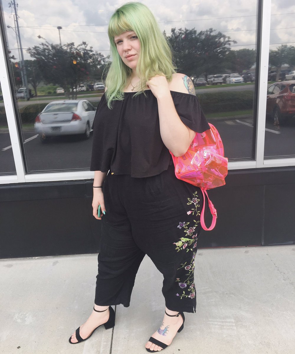 _plump_pixie_'s tweet photo. There a piece of spring roll shell on my shirt #plussizefashion https://t.co/Olg06MAEo1