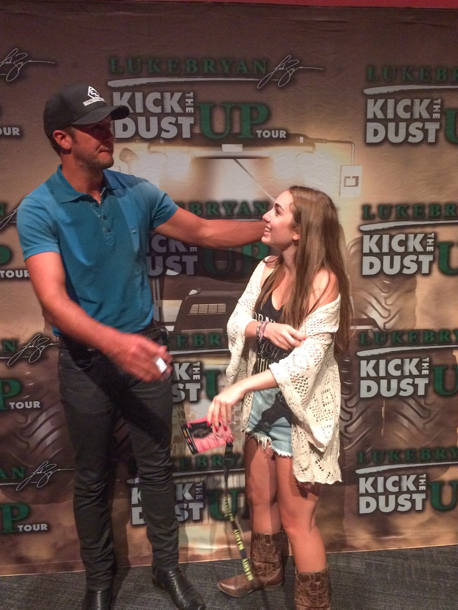 emilylb_'s tweet photo. happy birthday @LukeBryanOnline! I hope u have the amazing day u deserve, thank u for everything you do!Can't wait to see you at watershed 📅 https://t.co/eUoQOU4saP