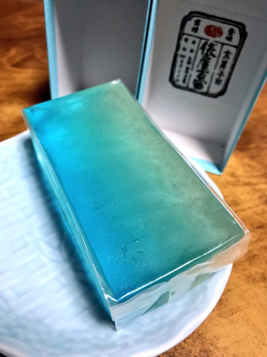 uueki221223's tweet photo. また見た目がさわやかな羊羹を。俵屋吉富の清���めぐり。鮮やかな水色。 https://t.co/SlMTxLnEGM