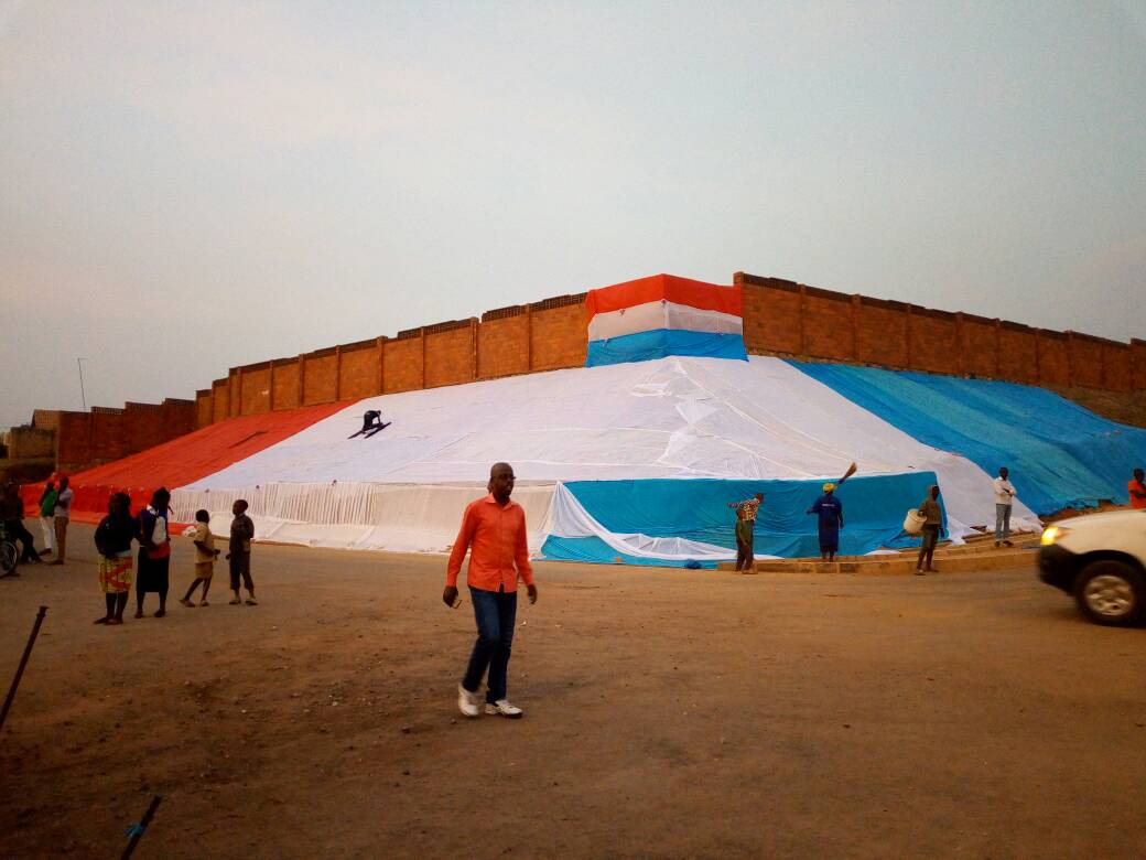 Muzungu4's tweet photo. #RPF's flag bearer Paul #Kagame will conclude his campaign rally of the Southern Province in #Muhanga. via @kigalitoday #RwandaDecides https://t.co/R04DZyGViJ