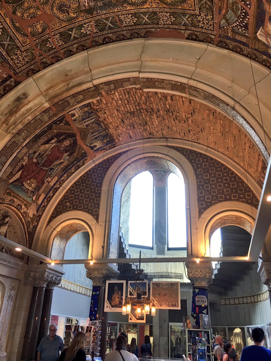 鮎湖 على تويتر カイザー ヴィルヘルム教会見てきた 壊れた教会本体は資料館になってて 修復されたり残ったモザイク画が見れるよ ヒビとかタイル足りないところはそのままだよ