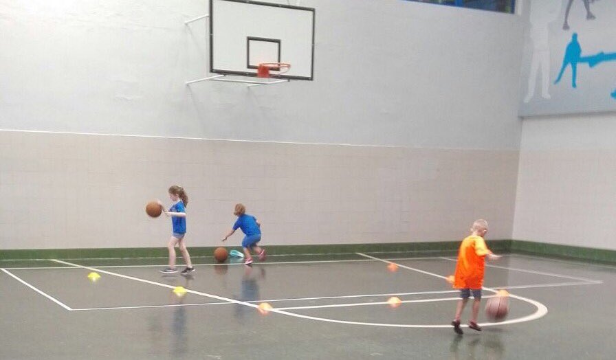 truebaikastetxe's tweet photo. kirola egiten balore asko lantzen  dira: Gertutasuna,talde lana,inplikazioa,berritzailea 🏀 🏊 @Evolution_Sport https://t.co/kkn91BckKU