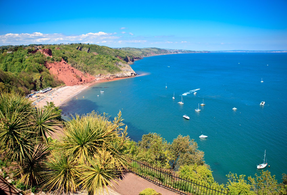 You'd be forgiven for thinking this is Spain. In fact, it's #BabbacombeBeach in #Torquay!: bit.ly/NHTorquayBreaks 🌴☀️ 

#TheEnglishRiviera