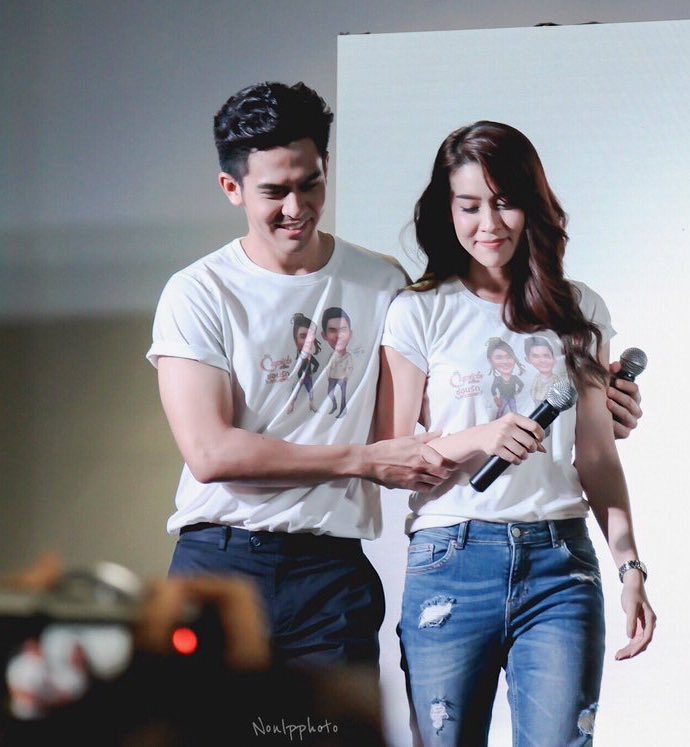 Nokky_Nok's tweet photo. ชอบที่ไม่ว่าแม่จะใส่รองเท้าส้นสูงแค่ไหน
พ่อใส่แค่ผ้าใบแต่ว่าสูงกว่าแม่เสมอ
ผญ ทุกคนต้องการเป็น ผญ ตัวเล็กและบอบบางในสายตาแฟนแสมอ #เต้ยเชียร์ https://t.co/Tw48GOKROb