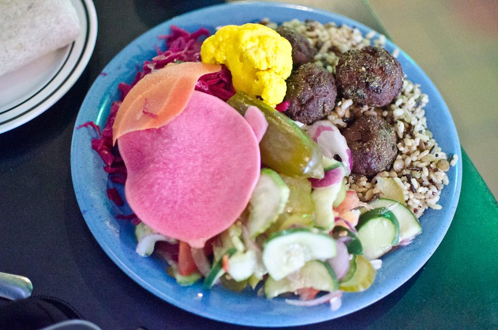 Zucchini Fritters At Samesa In Williamsburg brooklynvegetarian.wordpress.com/2017/07/17/zuc…