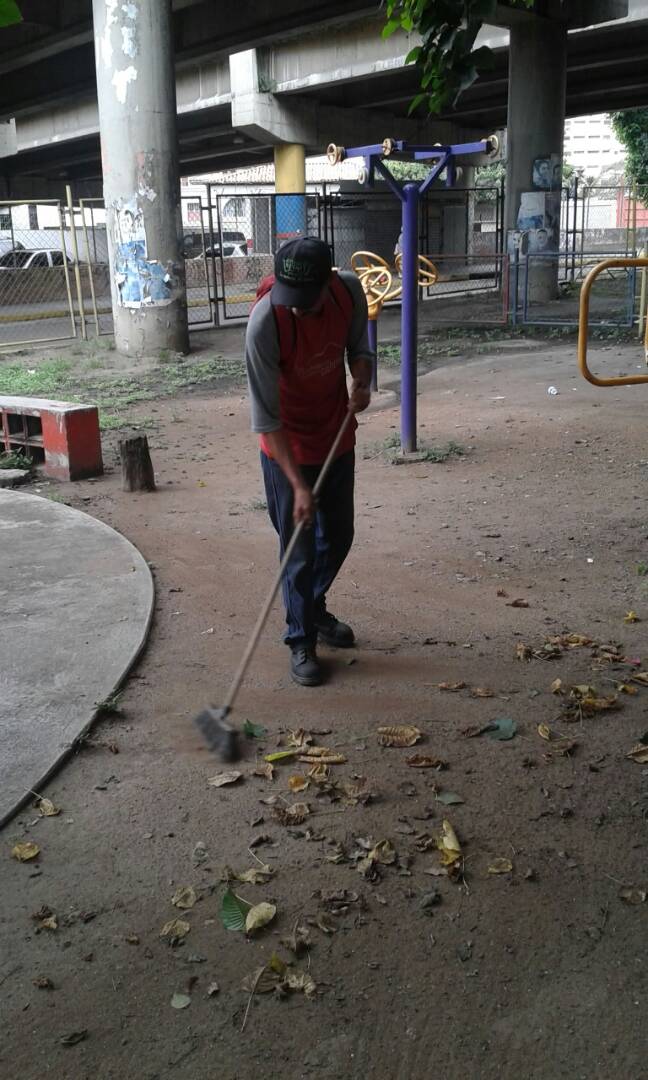 base4csgdc's tweet photo. AHORA || Limpieza del Parquecito 5 de Julio de la #ParroquiaElValle #PorAmorACaracas #SeguimosTrabajando https://t.co/3K7Gf0bxm7