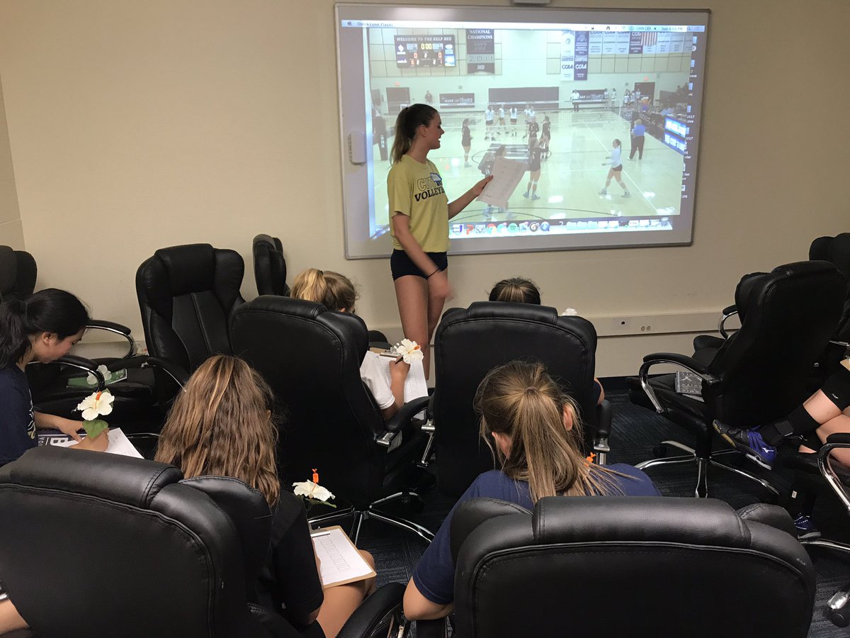 MoeMelhart's tweet photo. Day โ๐ผ of #MBelite camp was AWESOME! Sophomore Sam Brennan leading campers through film session! Fired up for day 2! #ThHunt https://t.co/h7Hw4XJ5uW