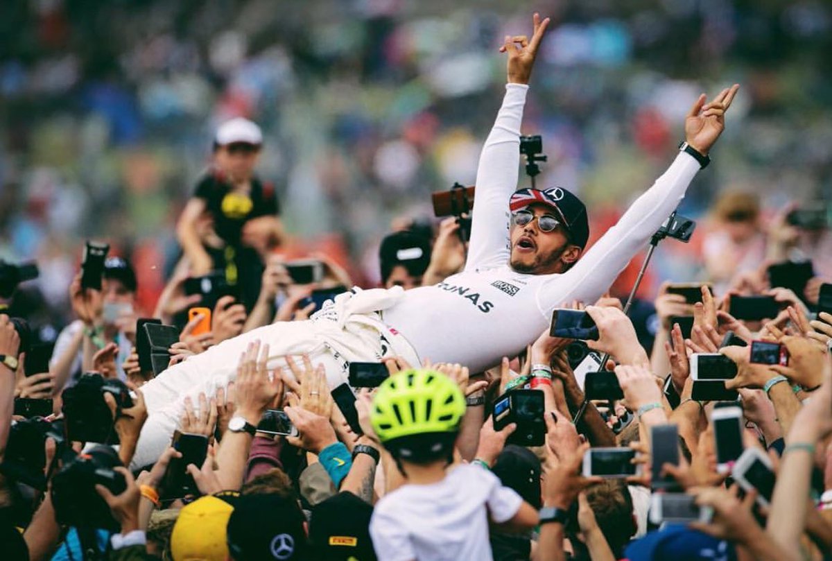 NaomiCampbell's tweet photo. So Proud of you @lewishamilton #congratulations on your #winof #silverstone @f1 @mercedesbenz #britishmotorracing #newrcord ๐๐๐๐๐๐๐๐๐๐๐โค๏ธ๐ฌ๐ง https://t.co/DnL3iDiPNq