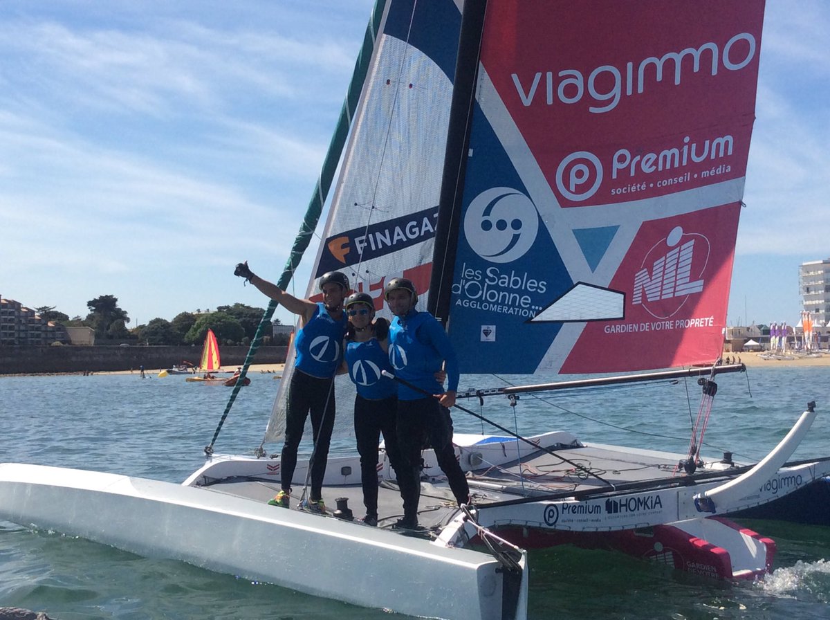 tourvoile's tweet photo. Belle 5e place pour l'équipage local Homkia Les Sables d'Olonne Agglomération salué par le public venu en nombre sur la plage #TourVoile https://t.co/Qnd2UB0RS8