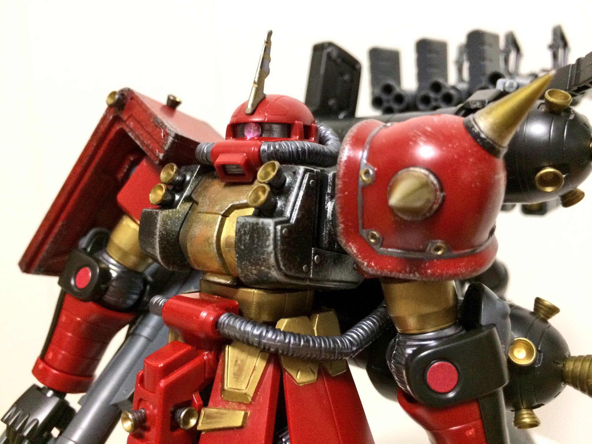 リーゼの庭 1 1 31シチフクジン展 パチ組 上半身だけウェザリング途中 今日の目標だったところまでは進んだ サイコザクかっこいい 顔もだけど両肩かっこいい 下の箱はみんな大好きヨドバシ通販 ガンプラ ガンダム サイコ ザク Hgサイコ ザク