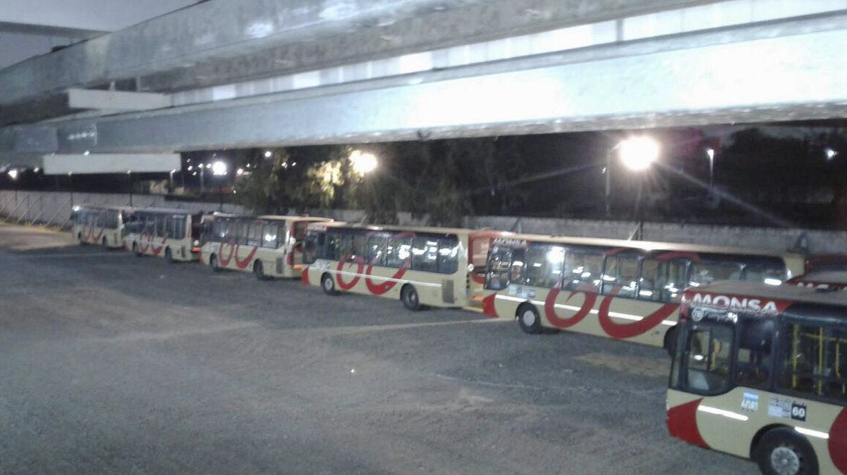infobae's tweet photo. La línea 60 sigue de paro: reclaman más seguridad y reincorporación de despedidos https://t.co/FpKHx5Xg59 https://t.co/aIbXfibfQO