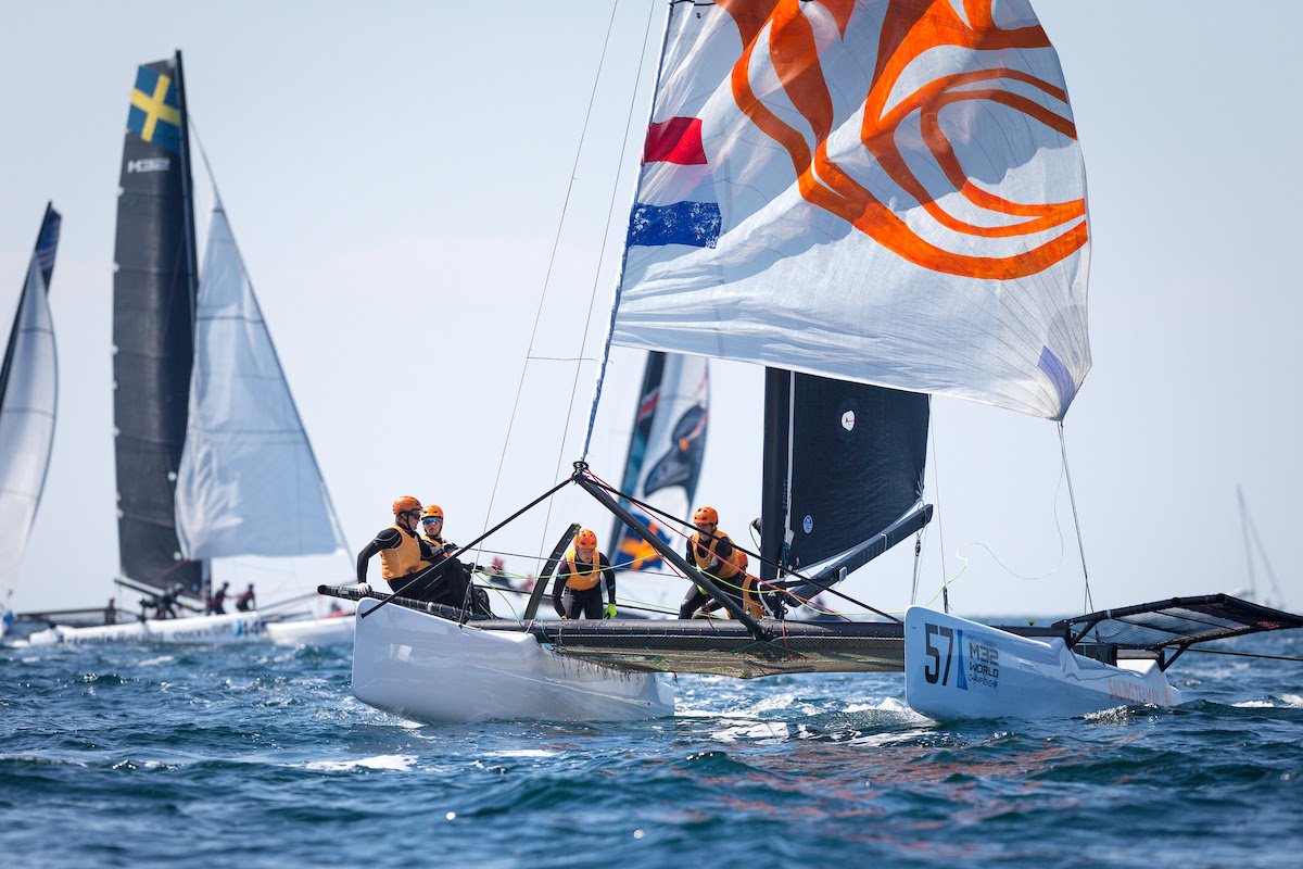 Prachtig! <a href="/SailingTeamNL/">Sailing Team NL</a> finisht op een zesde plaats tijdens het Wereldkampioenschap M32 in Zweden. Meer via: mi8.ly/ky2mo5