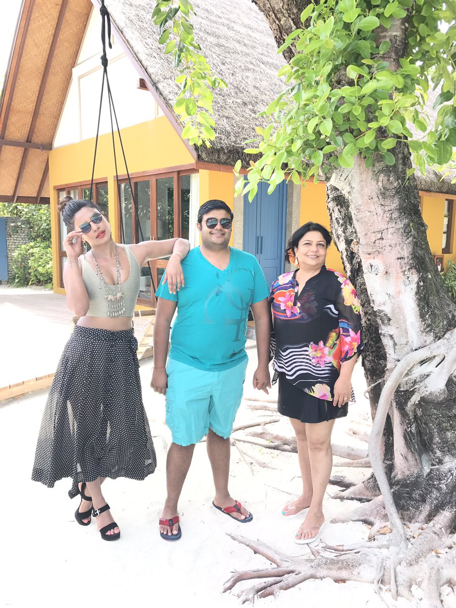 Posers #birthdayvibes #thechopravacation ❤️❤️😊🎉🙏🏼🥂