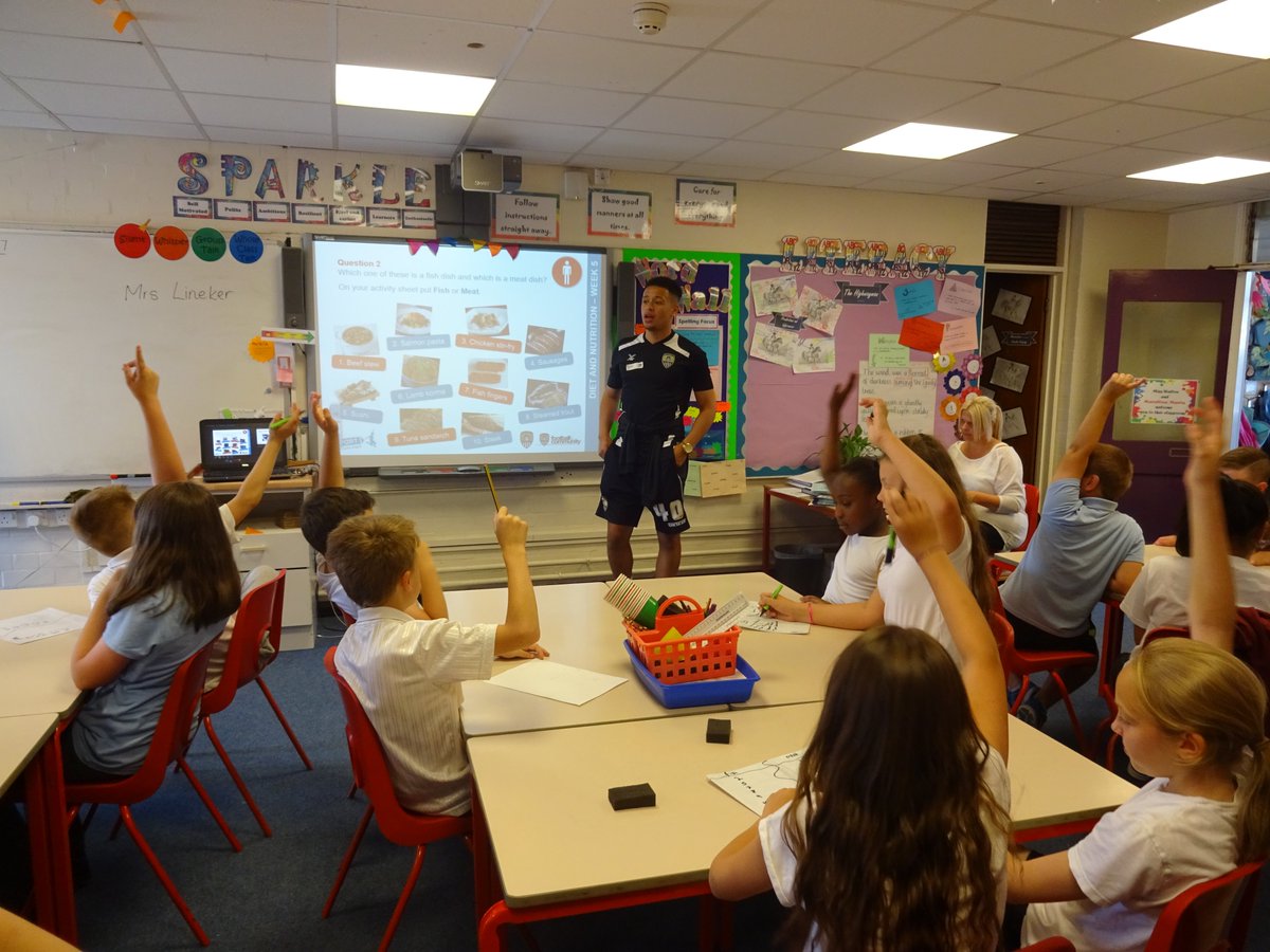 NCFCFoundation's tweet photo. Our final session of the #moveandlearnproject at Gladehill. What a great day to discuss how to keep hydrated! @KinderSportUK @EFLTrust https://t.co/yBeYhlTKF5