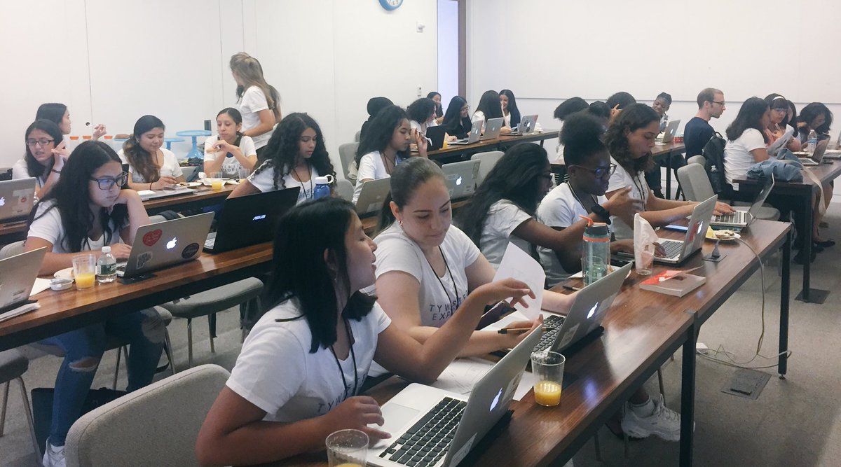 _TechExplorers_'s tweet image. First day of week ✌️ @WarbyParker - TYWLS Tech Explorers keep creating. #girlscode #girlspower #code #hackathon #tywlshackathon @YWLN1