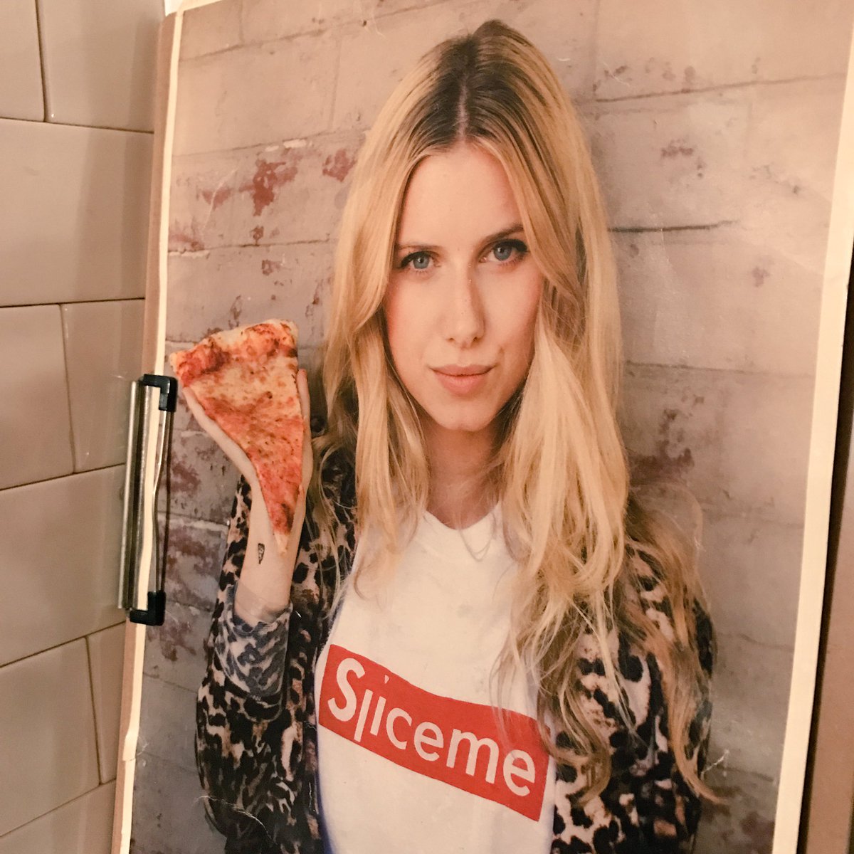 HQSWtweet's tweet photo. ほんとは蔦屋で涼みながら智と教養を得ようとしたのだが、気づいたら🍕だった
オマエの話を聞こうか
#SLICEOFYOURLIFE
#PizzaSlice 🍕
#PizzaSliceTokyo 🍕
#宵のD
#夜の
#D官山
#Sliceme
#披薩 🍕
#pizza 🍕 https://t.co/tATl4VCZrU