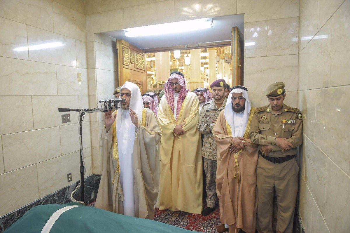 أدى الأمير #سعود_بن_خالد_الفيصل صلاة الميت في #المسجد_النبوي على شهيد الواجب الرقيب أحمد الرشيدي الذي استشهد مدافعاً عن الوطن بالحد الجنوبي