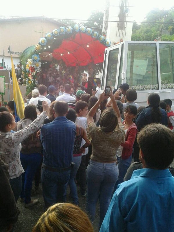 PCADMiranda's tweet image. CONDOR1/FUNCESPE, realiza acompañamiento de la imagen de la Virgen de Fatima, Municipio Guaicaipuro 
Parroquia San Pedro de Los Altos.