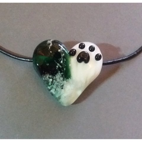 TrinaRindy's tweet photo. MEMORIAL ASH GLASS HEART 
WITH PAW PRINT
By Trina Rindy https://t.co/chT4IHf3Nr