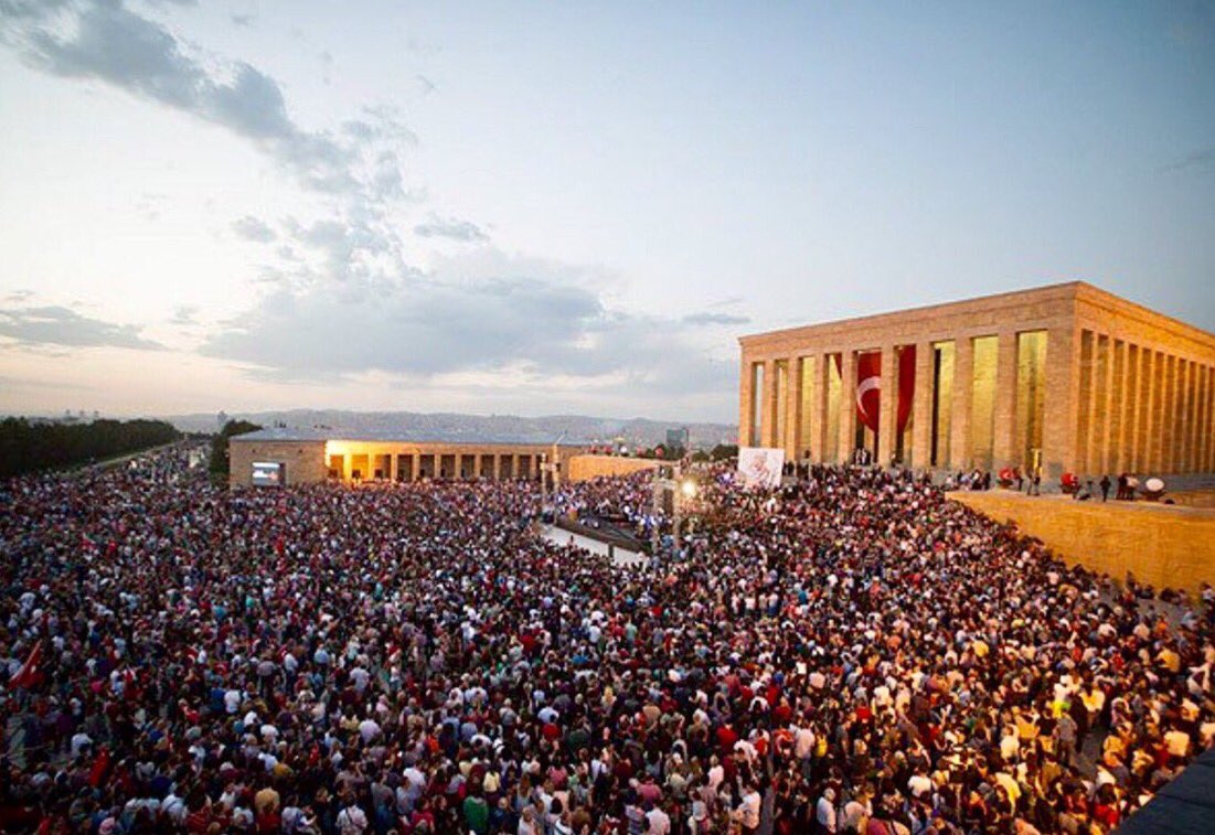 Bu millet Anıtkabir'e dokunmayı aklından geçirenin aklını alır.... 
Akıllı ol, #AnıtkabireDokunma