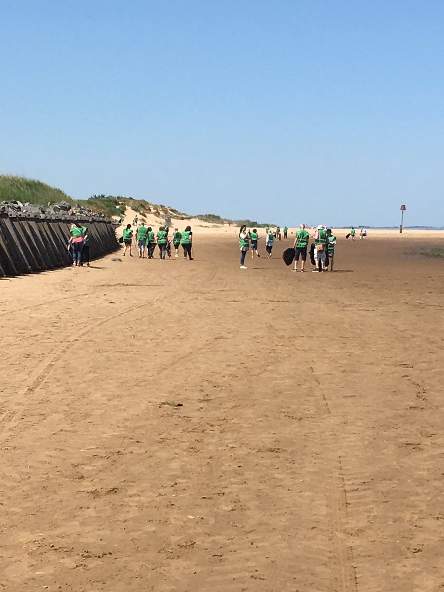 Fab day cleaning the beach with <a href="/FranklinGrimsby/">Franklin Sixth Form College</a> staff #TakePartNel #TeamNEL #TeamFranklin #TurnTheTideonTrash