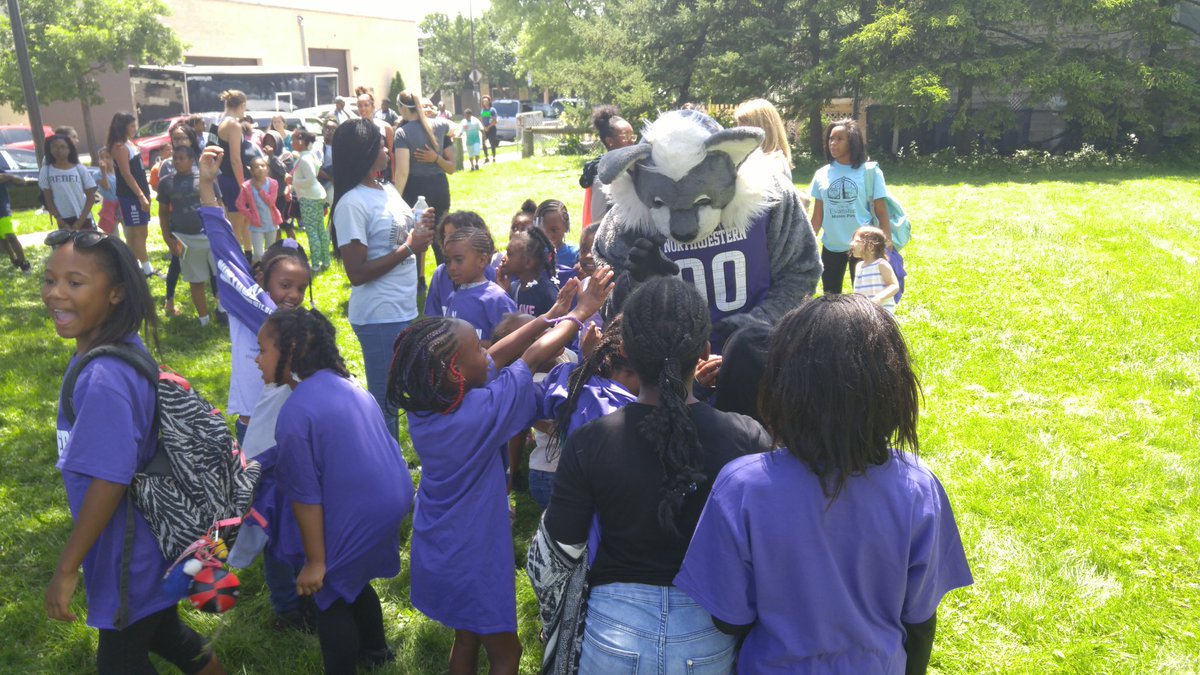 NU_Sports's tweet image. Our @WillieWildcatNU is out here at @CityofEvanston&apos;s Twiggs Park greeting his fans at our @dynegy #B1GCats #CommunityHoops court unveil!