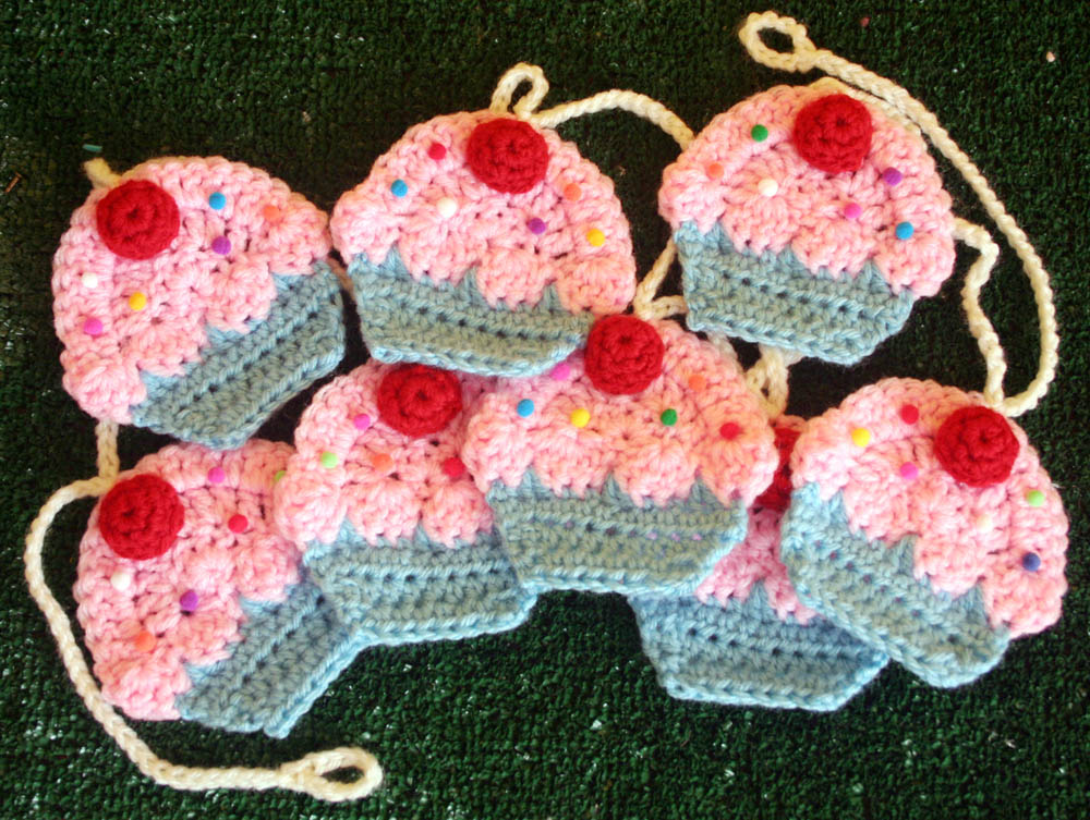 InTheLoopCrafts's tweet image. Wow, we're loving this cupcake garland crochet pattern!  Who feels like they need one in their kitchen? ow.ly/2nSK30dHfVY #freecrochet