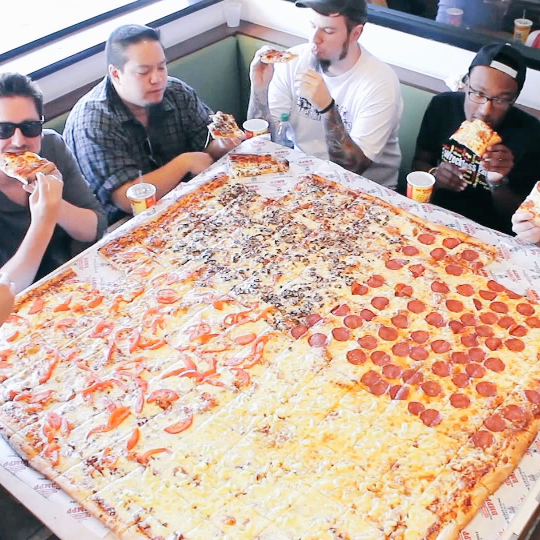 BucketListFeed's tweet image. Eat a Huuuge Pizza 🍕 😍