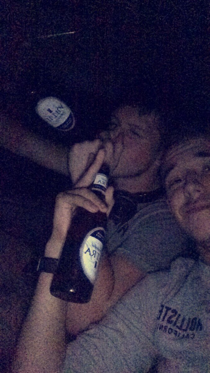 devildipper03's tweet image. A beer with my buddy is all I need sometimes to get me out of this hole. To the Corps.