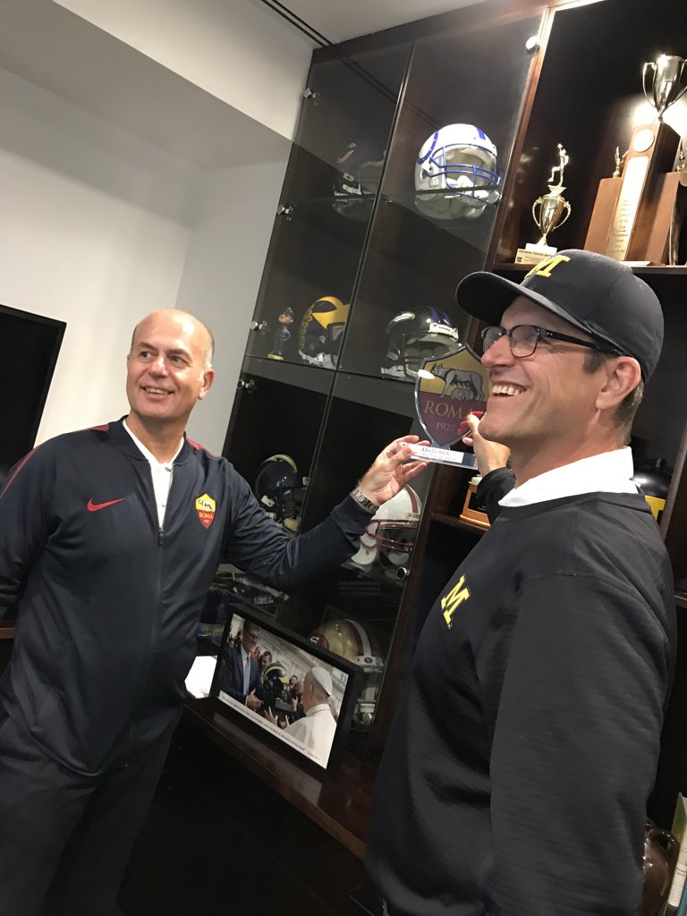 AndrewHumphrey's tweet photo. #GOBLUE! RT @UMichFootball: .@CoachJim4UM reppin’ @ASRomaEN in his office.
#GoBlue #HAILROMA https://t.co/kvAMI0Mqlp