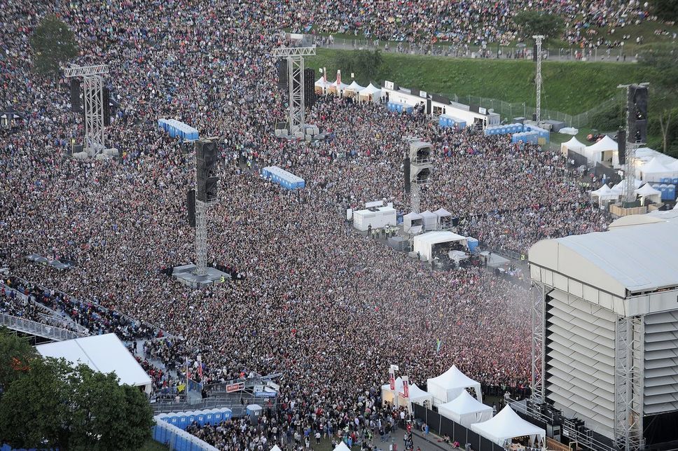 JdeQuebec's tweet photo. Une vidéo récapitulative électrisante du @FestivalEteQc (via @LeSacdeChips) #JDQ #FEQ50 #feq #FEQ2017 https://t.co/KRmBCs8tyW https://t.co/0ZnUym6ful
