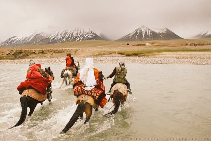 Leylasultancal's tweet photo. 'Dünyanın çatısında bir zor yaşam',
#Wakhan koridorunun sonunda yaşayan #Kırgız halkı, kadın ve çocuk olmak daha da zor
#MatthieuPaley https://t.co/Nh5N1NkqN0
