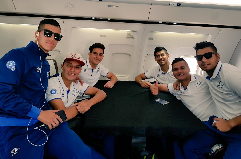 Copa Oro 2017: El Salvador vs Los Estados Unidos. Preparacion del juego.  DE9bZVrWAAIueAe