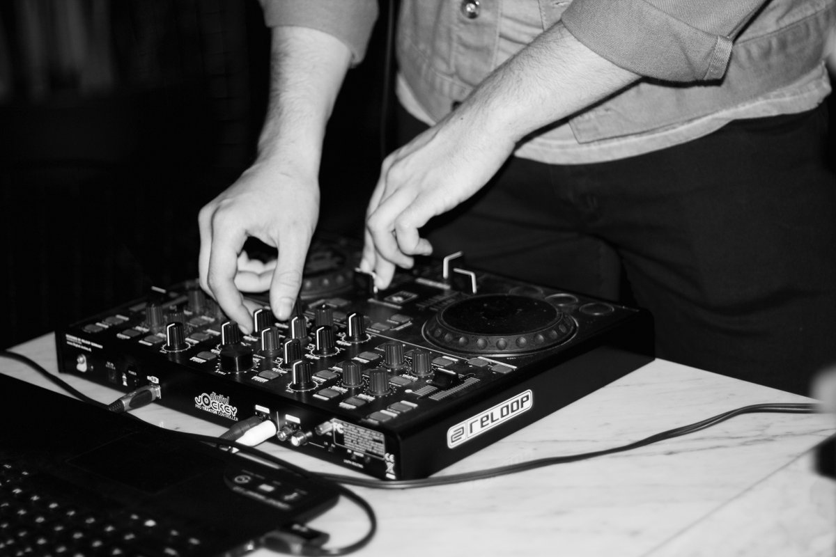 ¡Celebrá la amistad en #LaPanaderia! Platos de invierno + Vinos + Jarras + Cocktails + DJ ¿Ya hiciste tu reserva? goo.gl/EYYqLy