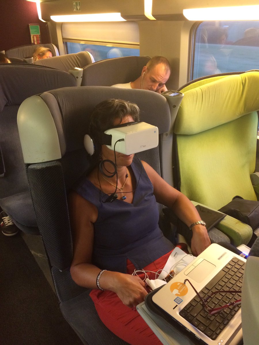 FrancescaAceto_'s tweet photo. @TGVItalia c'est top les films en 3D 100% immersifs. On finit par oublier les magnifiques paysages 👏🏻😉 @GroupeSNCF @DansLeTGV @Evannell https://t.co/RzizL7uB74