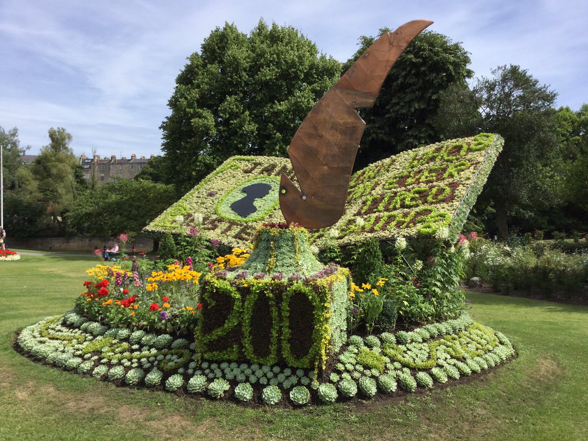 Gorgeous tribute to Jane Austen in Bath today! #janeausten200 💖📖📚