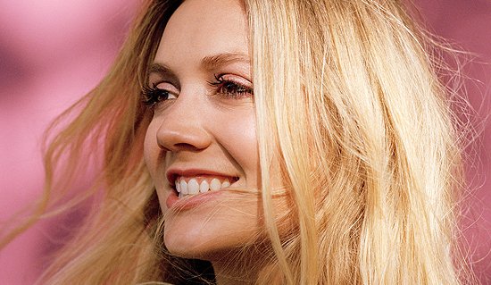MarkHamill's tweet photo. HAPPY BIRTHDAY to the adorable #BillieLourd- We are so proud to have you in the #SWFamily Lieutenant Connix! #LuckyUs #SuperCoolSpaceNiece https://t.co/tMuKN6tVhN