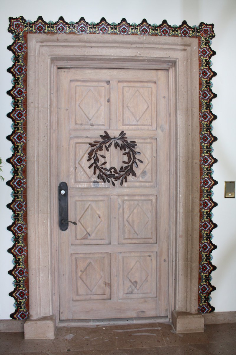 Entry door surround
#nonatoceramics #letsmakeitbeautiful #handpainted #doorentry #doorsurround #custom #tile