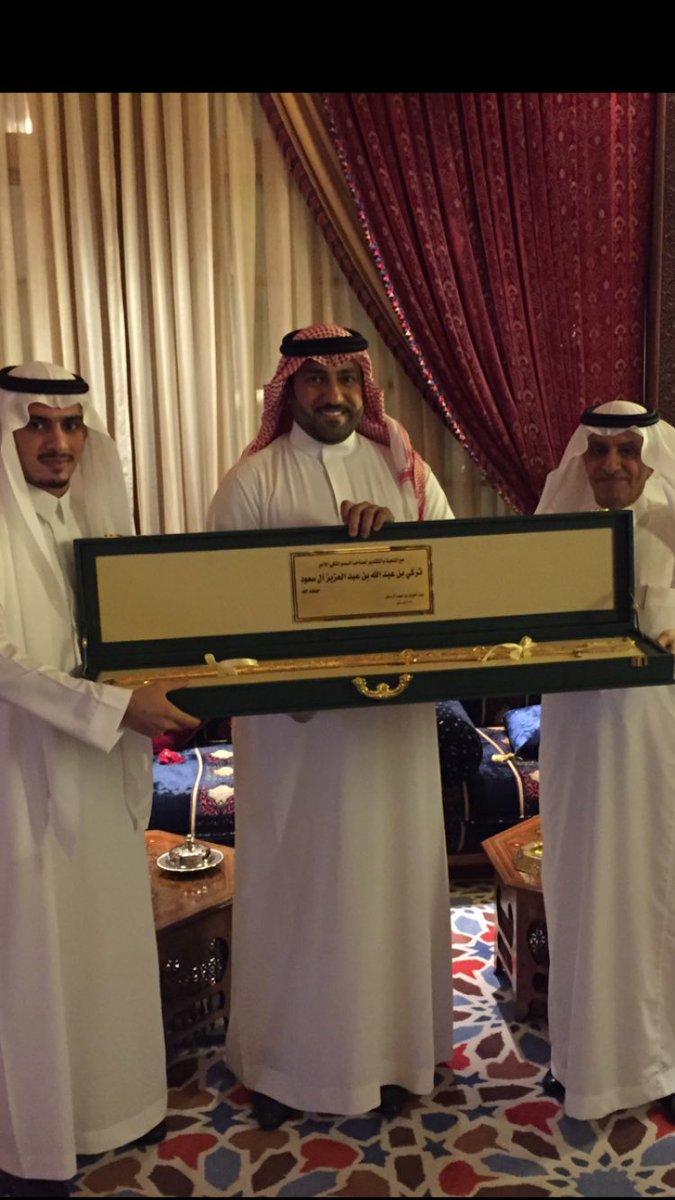 mfalsager's tweet photo. تقدم ابني عبدالعزيز بالسيف لصاحب السمو الملكي الامير#تركي _ بن عبدالله وطلب منه اداء العرضة ،، وبعد ذلك تم اهداء السيف لسموه شكرا وعرفاناً https://t.co/HV58pqYcbK