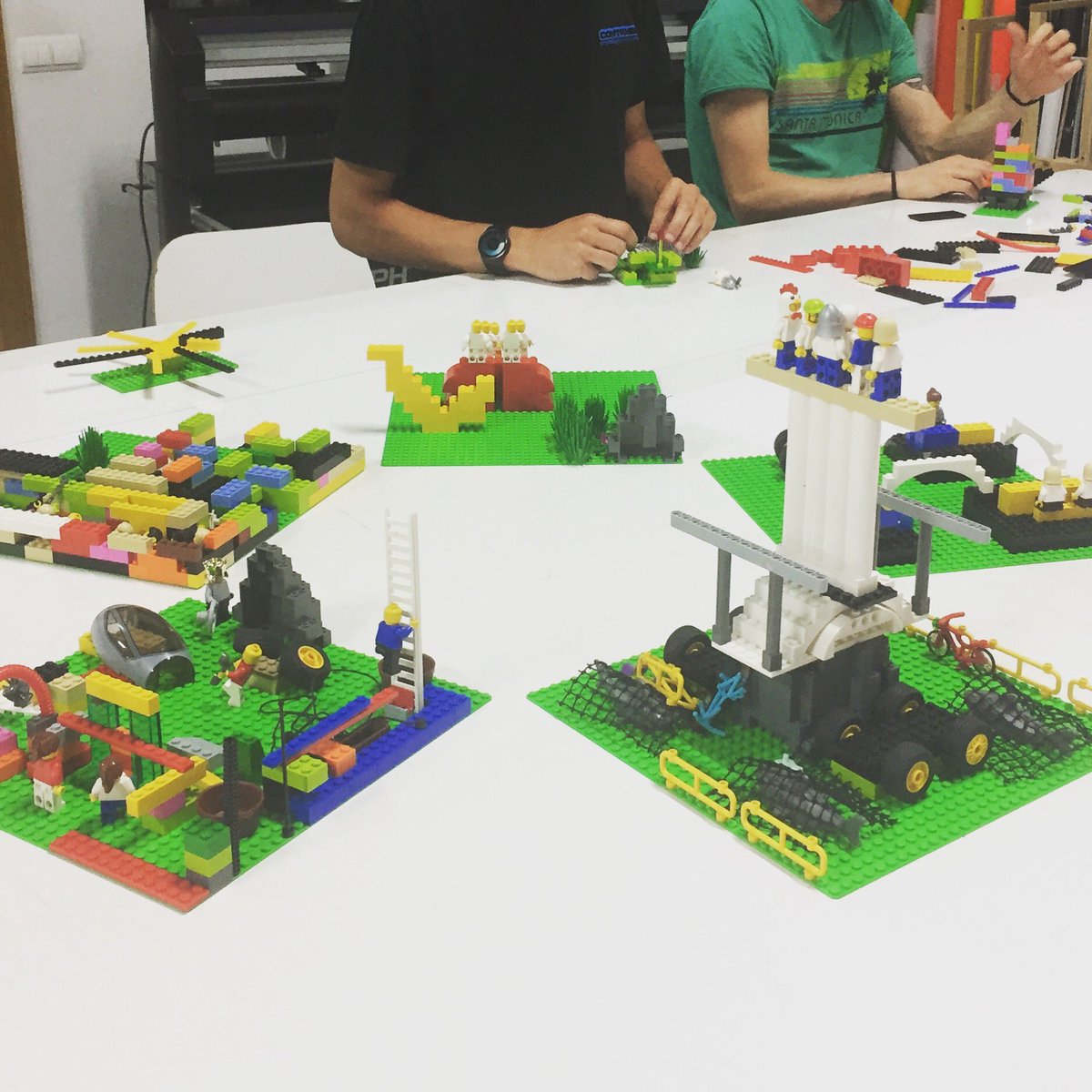 titodelafuente's tweet image. Tarde de #LegoSeriousPlay + la creatividad y talento de la gente del Grupo Interes y @ContainerVisual Gran jornada!! Gracias!! #LSP