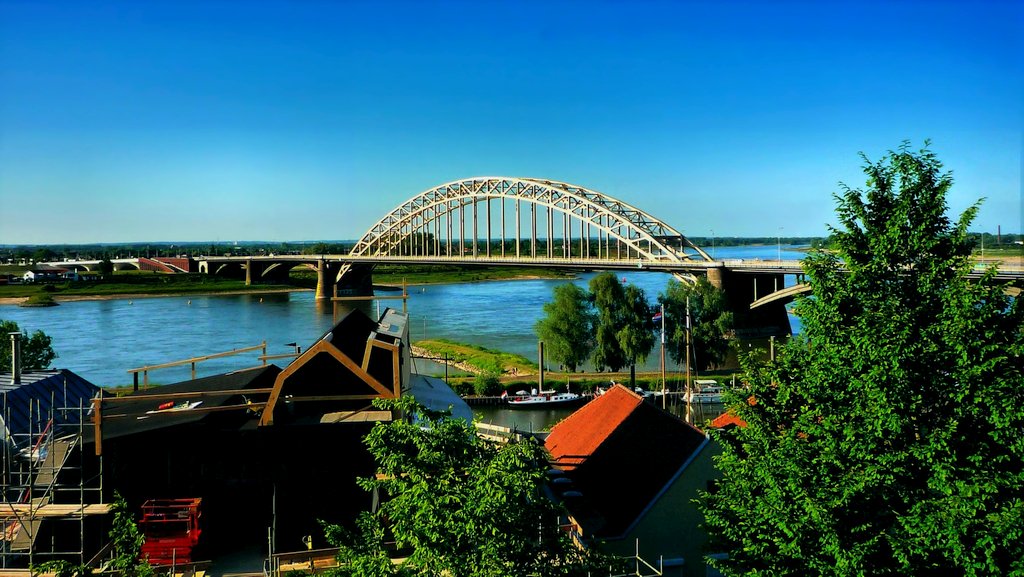 Spiegeltje, spiegeltje aan de Waal, wie blijft de mooiste van allemaal?
#4d17 #4DF #Vierdaagse #Nijmegen