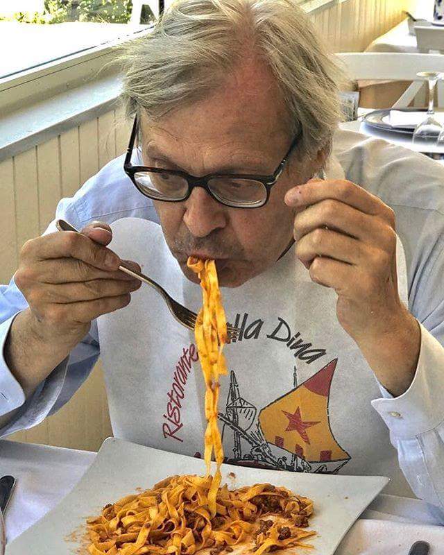 MorfeoIT's tweet photo. @DAVIDPARENZO ok la bottiglia di vetro... E tovagliolo al collo?? Nuoooo https://t.co/ZH9TrpBQA8